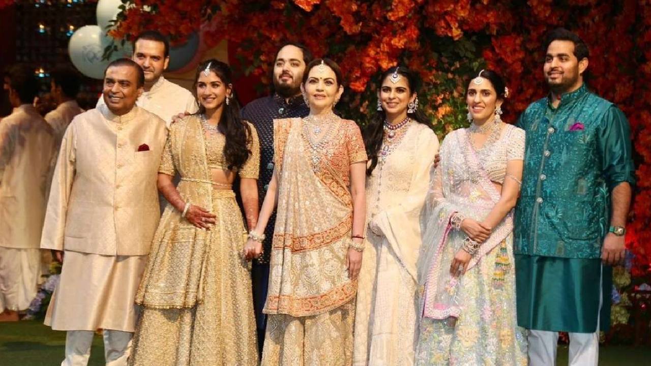 పెళ్లికి అతిథులను తీసుకురావడానికి 3 ఫాల్కన్-2000 జెట్లను రెంటుకి తీసుకున్న అంబానీ ఫ్యామిలీ పెళ్లికి అతిథులను తీసుకురావడానికి 3 ఫాల్కన్-2000 జెట్లను రెంటుకి తీసుకున్న అంబానీ ఫ్యామిలీ