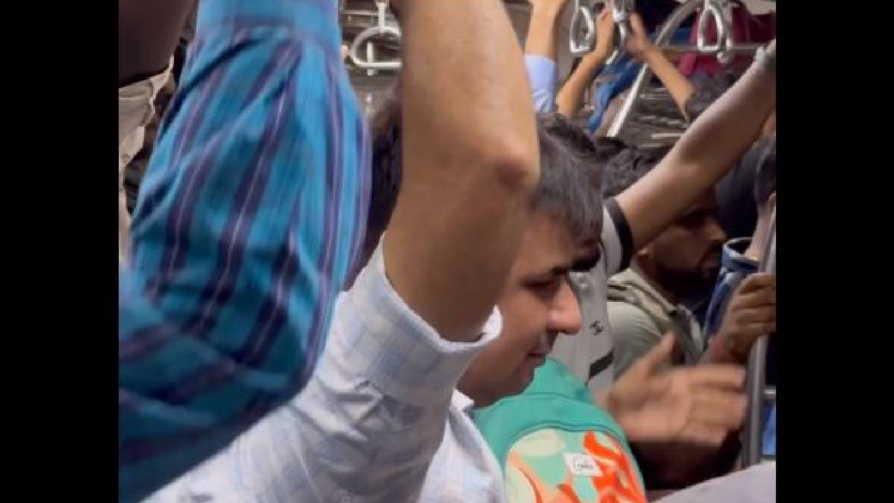 Video: లోకల్ ట్రైన్లో గానామృతధారలు కురిపించిన ప్రయాణికుడు Video: లోకల్ ట్రైన్లో గానామృతధారలు కురిపించిన ప్రయాణికుడు