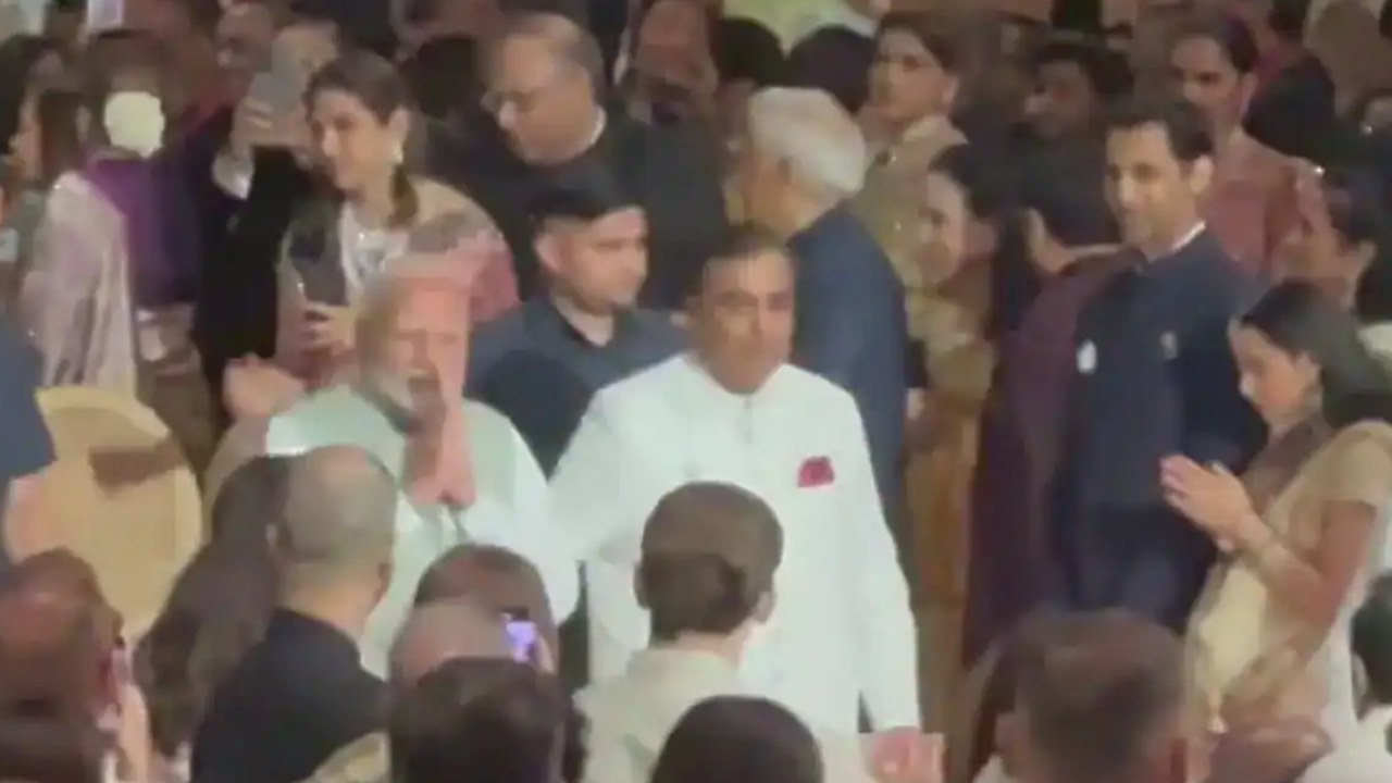 PM Narendra Modi : అనంత్- రాధిక ‘శుభ్ ఆశీర్వాద్’ వేడుక.. హాజరైన ప్రధాని మోదీ.. స్వాగతం పలికిన అంబానీ ఫ్యామిలీ PM Narendra Modi : అనంత్- రాధిక ‘శుభ్ ఆశీర్వాద్’ వేడుక.. హాజరైన ప్రధాని మోదీ.. స్వాగతం పలికిన అంబానీ ఫ్యామిలీ