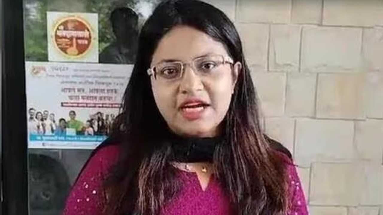 వివాదాస్పద ట్రైనీ ఐఏఎస్ పూజా ఖేద్కర్కు షాక్ ఇచ్చిన కేంద్ర సర్కారు వివాదాస్పద ట్రైనీ ఐఏఎస్ పూజా ఖేద్కర్కు షాక్ ఇచ్చిన కేంద్ర సర్కారు