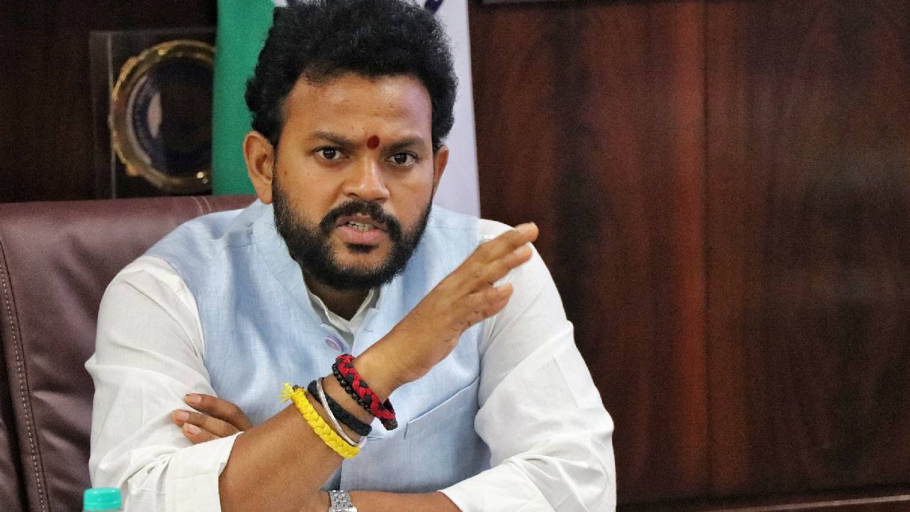ఆంధ్రప్రదేశ్ ఎన్నికల్లో వచ్చిన ప్రజా తీర్పును వైసీపీ వక్రీకరిస్తోంది: రామ్మోహన్ నాయుడు ఆంధ్రప్రదేశ్ ఎన్నికల్లో వచ్చిన ప్రజా తీర్పును వైసీపీ వక్రీకరిస్తోంది: రామ్మోహన్ నాయుడు