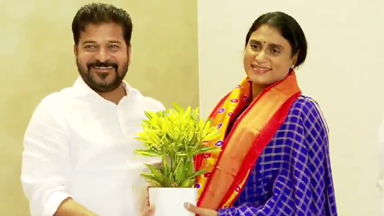 తెలంగాణ సీఎం రేవంత్ రెడ్డితో ఏపీసీసీ అధ్యక్షురాలు వైఎస్ షర్మిల భేటీ తెలంగాణ సీఎం రేవంత్ రెడ్డితో ఏపీసీసీ అధ్యక్షురాలు వైఎస్ షర్మిల భేటీ