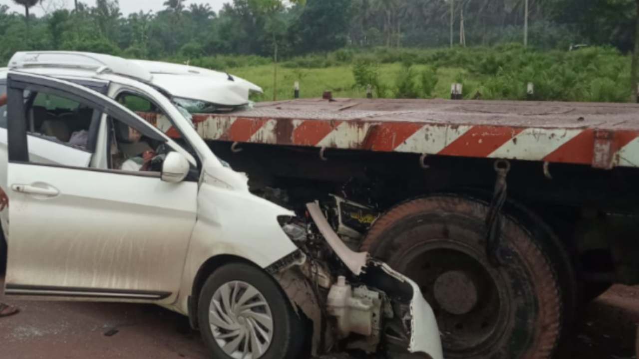 Road Accident : ఏలూరు జిల్లాలో ఘోర రోడ్డు ప్రమాదం.. లారీని ఢీకొట్టిన కారు Road Accident : ఏలూరు జిల్లాలో ఘోర రోడ్డు ప్రమాదం.. లారీని ఢీకొట్టిన కారు