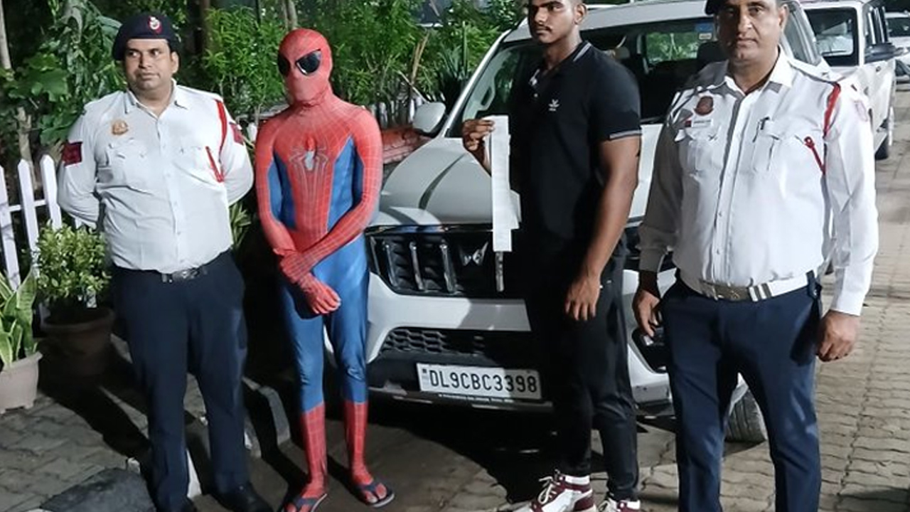 స్పైడర్మ్యాన్ గెటప్లో కారుతో డేంజర్ ఫీట్స్.. ఆట కట్టించిన హస్తిన పోలీసులు స్పైడర్మ్యాన్ గెటప్లో కారుతో డేంజర్ ఫీట్స్.. ఆట కట్టించిన హస్తిన పోలీసులు