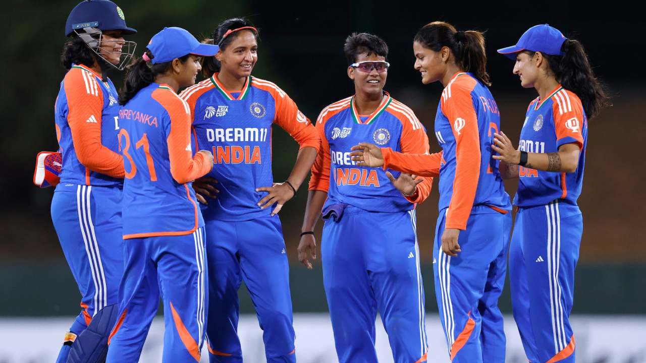 IND vs PAK : అదరగొట్టారు.. ఆల్రౌండ్ ప్రదర్శనతో పాక్ను చిత్తుచేసిన భారత మహిళల జట్టు IND vs PAK : అదరగొట్టారు.. ఆల్రౌండ్ ప్రదర్శనతో పాక్ను చిత్తుచేసిన భారత మహిళల జట్టు
