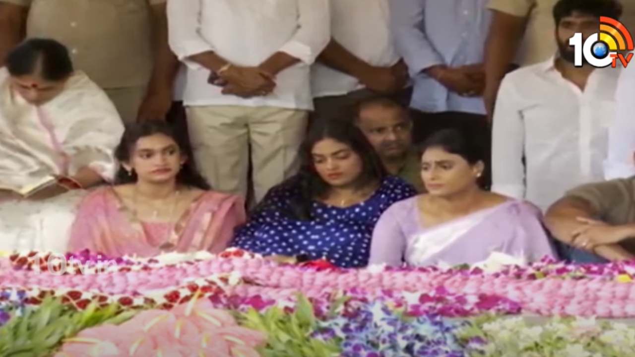 YSR Jayanthi 2024 : వైఎస్ఆర్ ఘాట్ వద్ద నివాళులర్పించిన వైఎస్ షర్మిల, కుటుంబ సభ్యులు YSR Jayanthi 2024 : వైఎస్ఆర్ ఘాట్ వద్ద నివాళులర్పించిన వైఎస్ షర్మిల, కుటుంబ సభ్యులు
