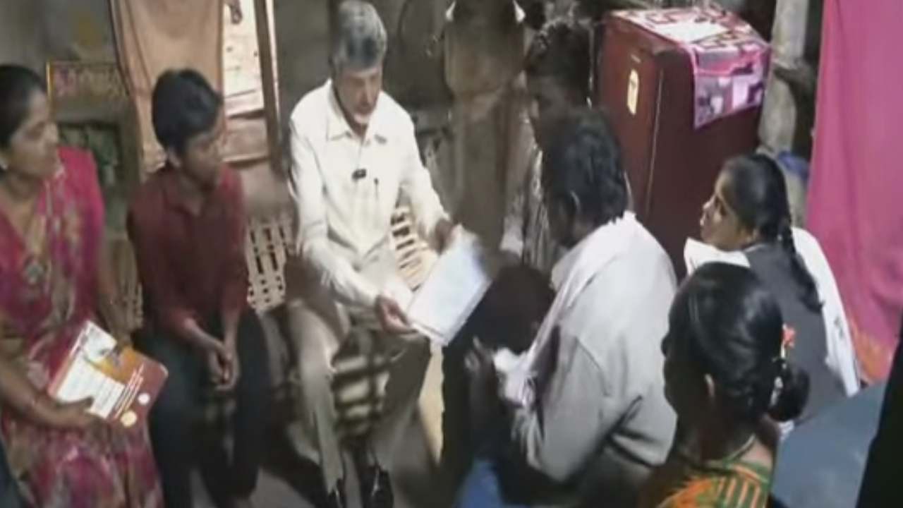 ఏపీలో పింఛన్ల పంపిణీ షురూ.. లబ్ధిదారులకు స్వయంగా అందజేసిన సీఎం చంద్రబాబు ఏపీలో పింఛన్ల పంపిణీ షురూ.. లబ్ధిదారులకు స్వయంగా అందజేసిన సీఎం చంద్రబాబు