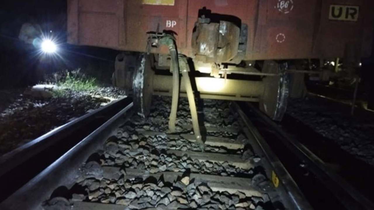 Goods Train : బిట్రగుంట రైల్వేస్టేషన్ సమీపంలో పట్టాలు తప్పిన గూడ్స్ రైలు.. నాలుగు రోజుల్లో రెండోసారి Goods Train : బిట్రగుంట రైల్వేస్టేషన్ సమీపంలో పట్టాలు తప్పిన గూడ్స్ రైలు.. నాలుగు రోజుల్లో రెండోసారి