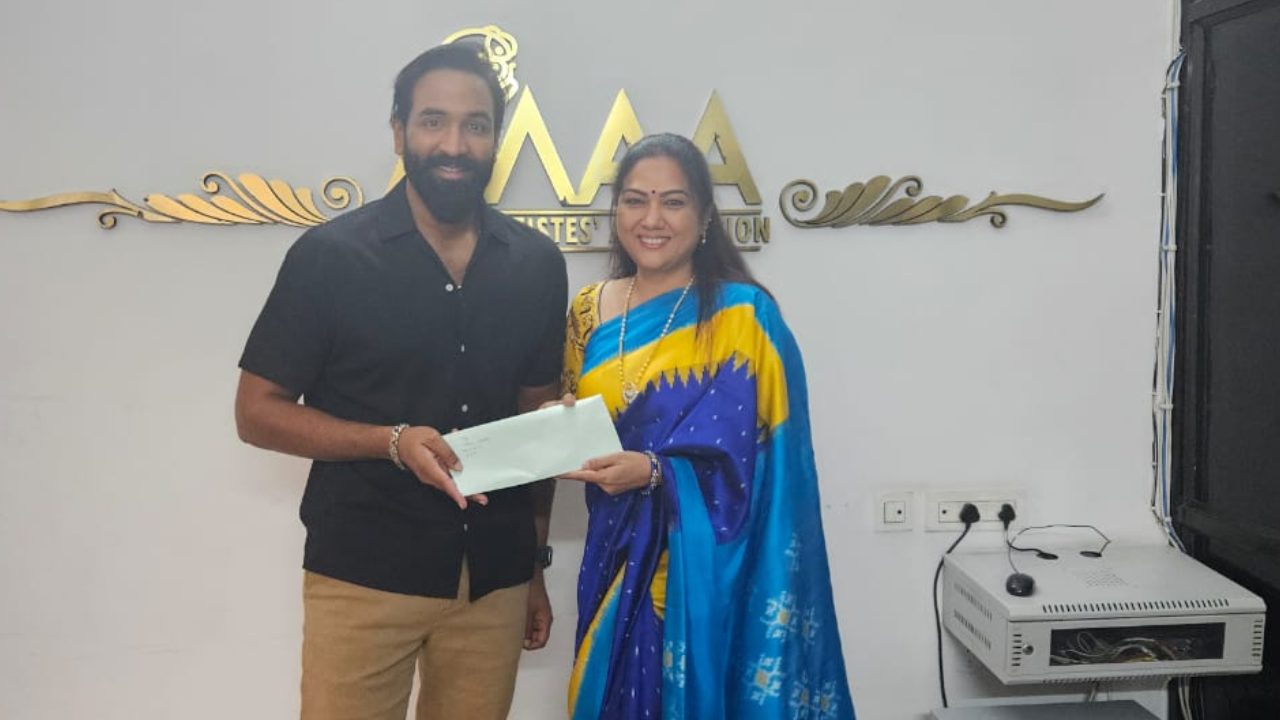 Hema : నేను డ్రగ్స్ టెస్ట్ చేయించుకుంటే నెగిటివ్ వచ్చింది.. రేవ్ పార్టీ ఇష్యూపై మంచు విష్ణుని కలిసిన హేమ.. Hema : నేను డ్రగ్స్ టెస్ట్ చేయించుకుంటే నెగిటివ్ వచ్చింది.. రేవ్ పార్టీ ఇష్యూపై మంచు విష్ణుని కలిసిన హేమ..