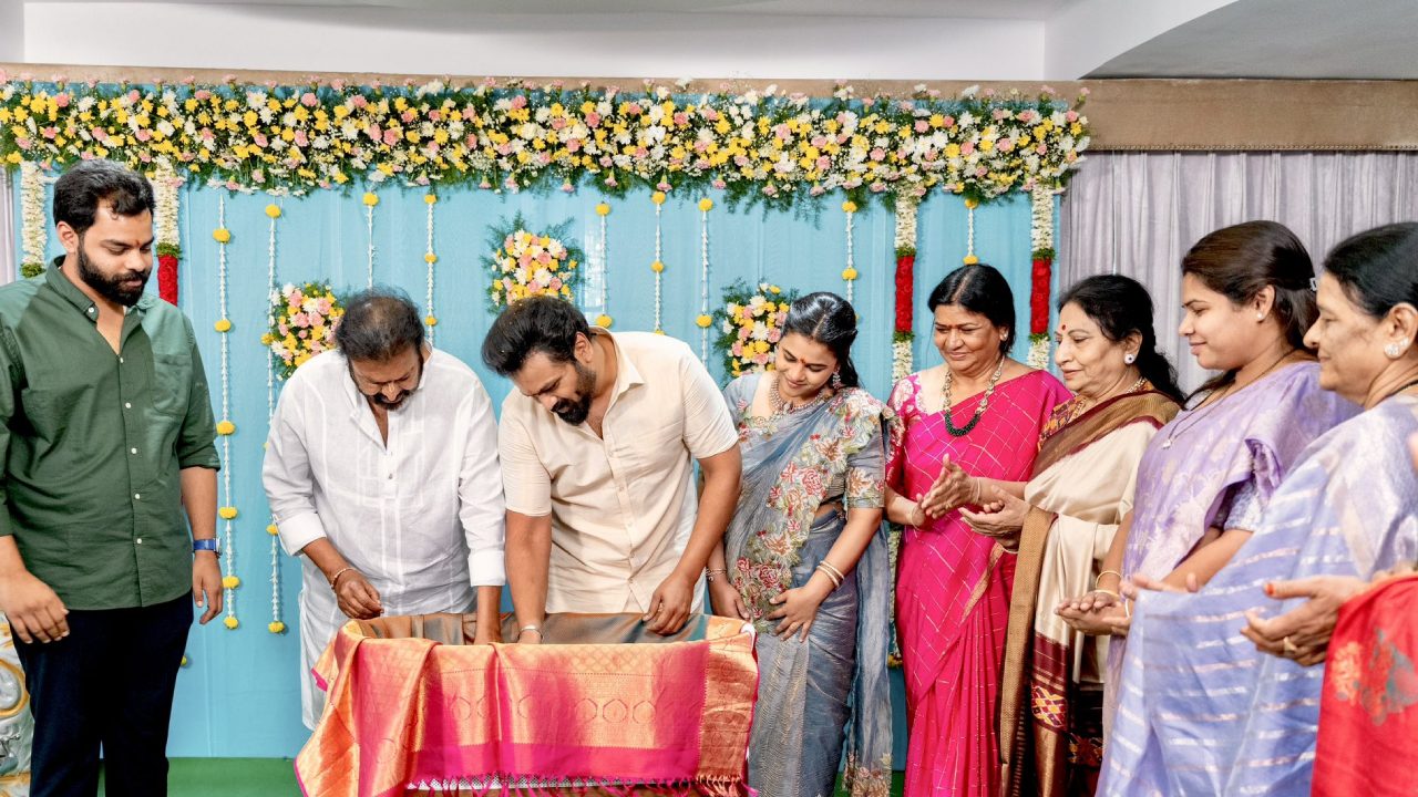 Manchu Manoj Daughter : మంచు మనోజ్ కూతురు పేరేంటో తెలుసా..? బారసాల ఫోటో వైరల్.. బాహుబలిలోని ఆ పేరుని.. Manchu Manoj Daughter : మంచు మనోజ్ కూతురు పేరేంటో తెలుసా..? బారసాల ఫోటో వైరల్.. బాహుబలిలోని ఆ పేరుని..