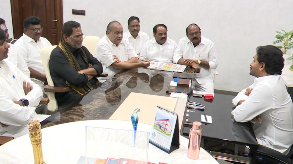 mudragada padmanabham meets ys jagan in tadepalli