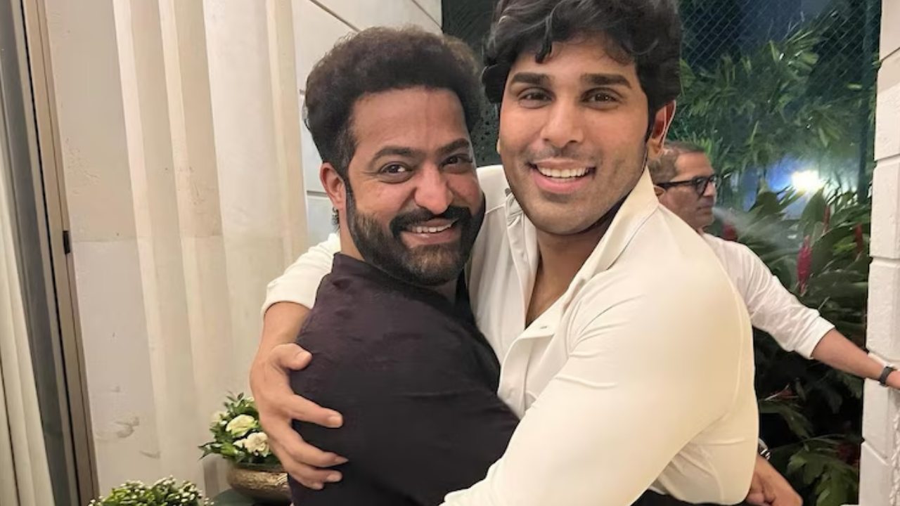 NTR – Allu Sirish : ఎన్టీఆర్ గురించి గొప్పగా చెప్పిన అల్లు శిరీష్.. వాళ్ళని కూడా కౌగలించుకొని.. NTR – Allu Sirish : ఎన్టీఆర్ గురించి గొప్పగా చెప్పిన అల్లు శిరీష్.. వాళ్ళని కూడా కౌగలించుకొని..