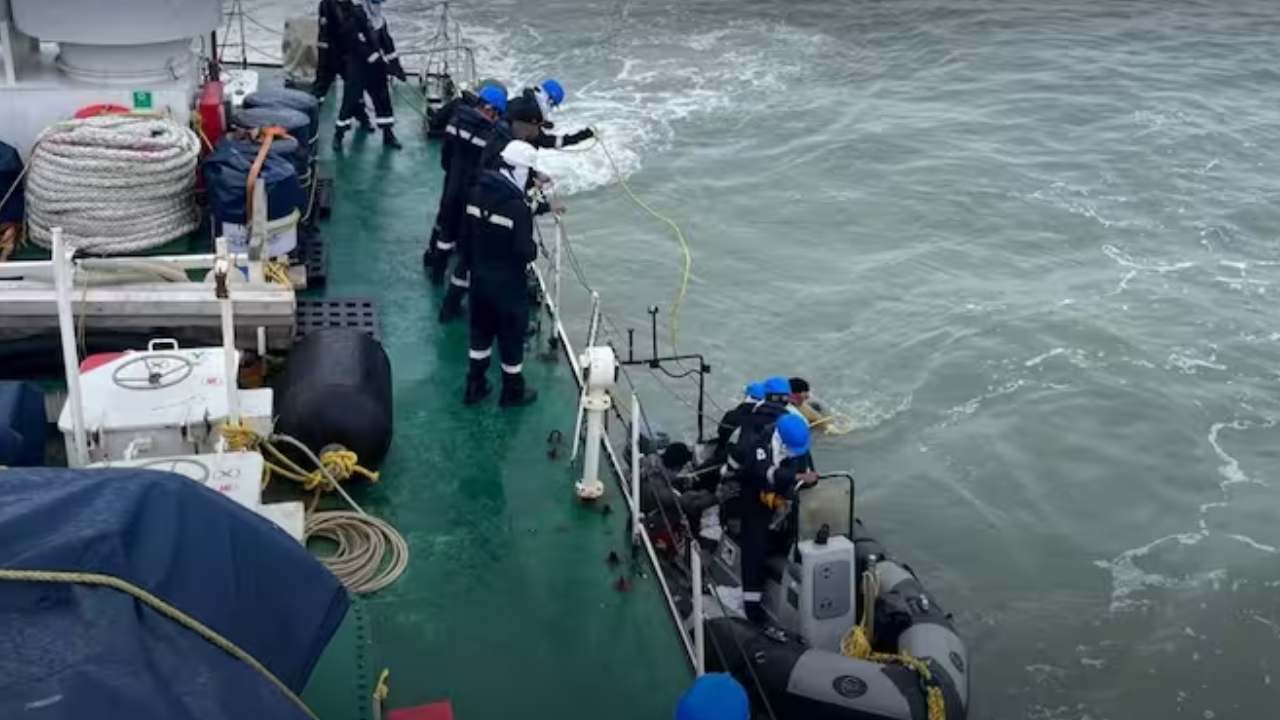 Oil Tanker Capsizes : సముద్రంలో విషాదం.. 13మంది భారతీయులు గల్లంతు Oil Tanker Capsizes : సముద్రంలో విషాదం.. 13మంది భారతీయులు గల్లంతు