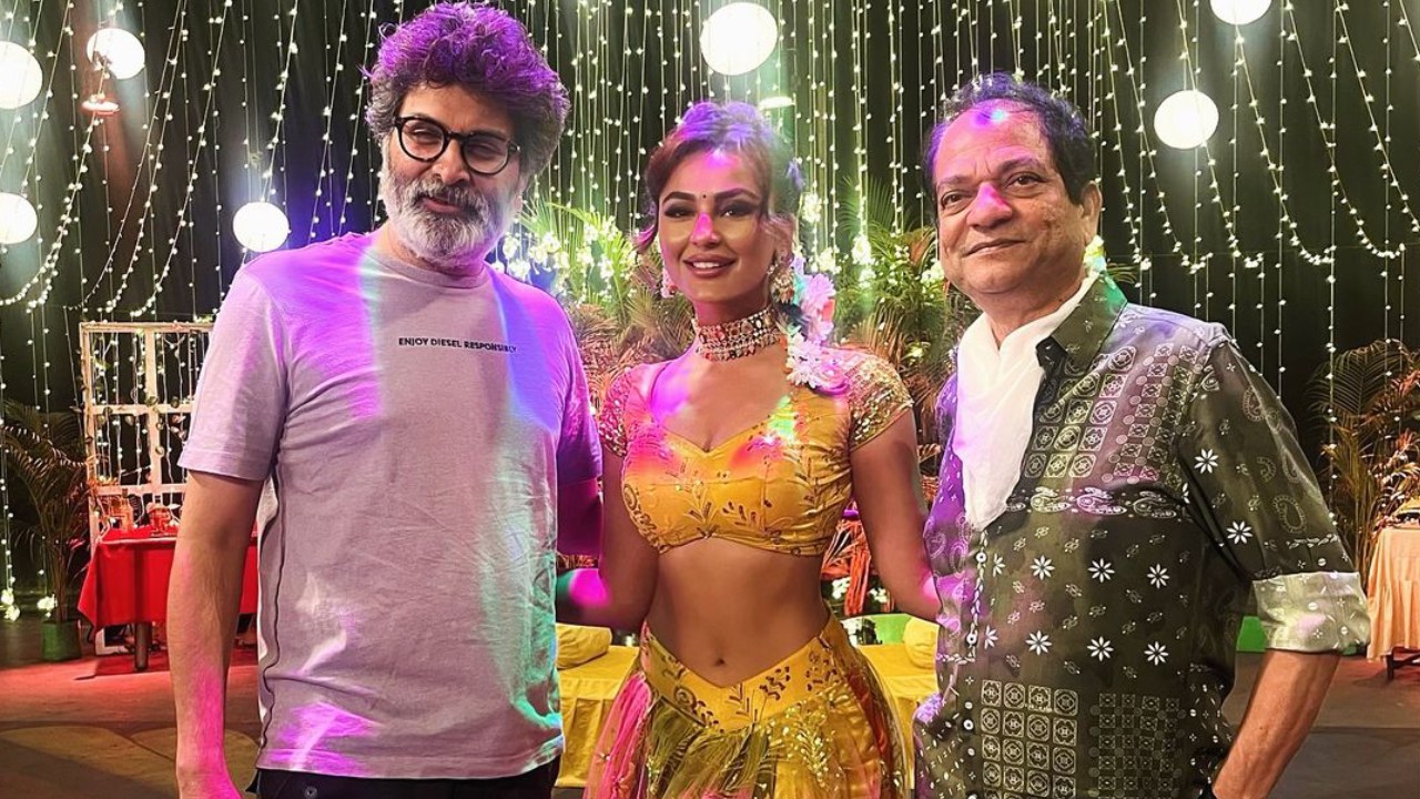 Trivikram – Vijay Bhaskar : హాట్ హీరోయిన్తో గురు శిష్యులు.. ఫొటో వైరల్.. ఒక్క ఫొటోతో ఆ రూమర్స్కు క్లారిటీ ఇచ్చిన త్రివిక్రమ్.. Trivikram – Vijay Bhaskar : హాట్ హీరోయిన్తో గురు శిష్యులు.. ఫొటో వైరల్.. ఒక్క ఫొటోతో ఆ రూమర్స్కు క్లారిటీ ఇచ్చిన త్రివిక్రమ్..