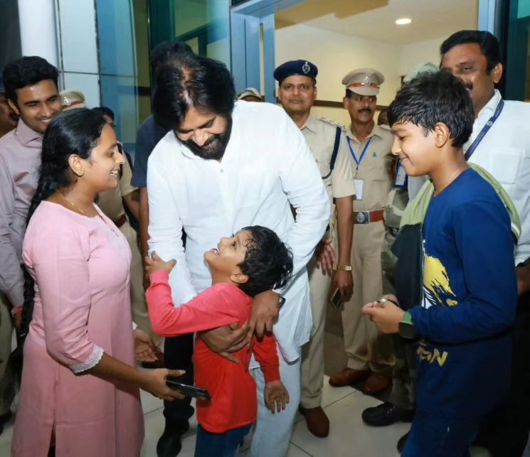 Pawan Kalyan Meets Fans at Gannavaram Airport 