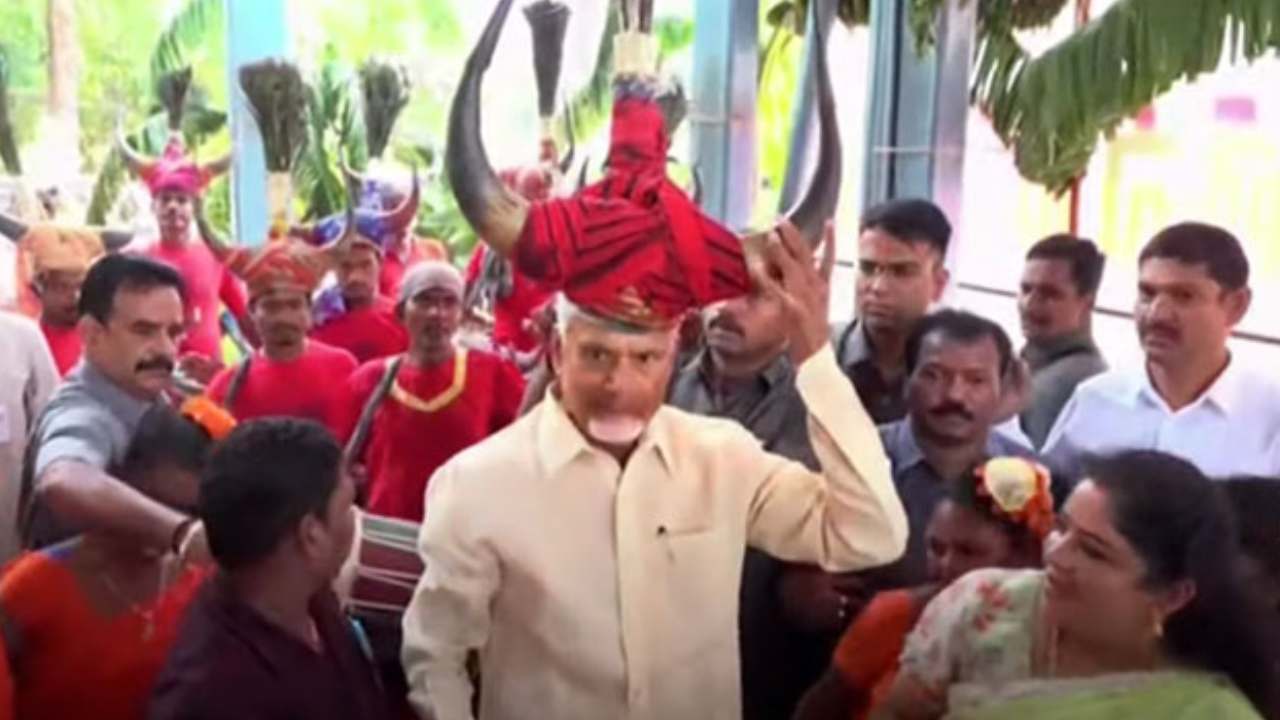 ఆదివాసీ మహిళలతో కలిసి నృత్యం చేసిన సీఎం చంద్రబాబు.. వీడియో వైరల్ ఆదివాసీ మహిళలతో కలిసి నృత్యం చేసిన సీఎం చంద్రబాబు.. వీడియో వైరల్