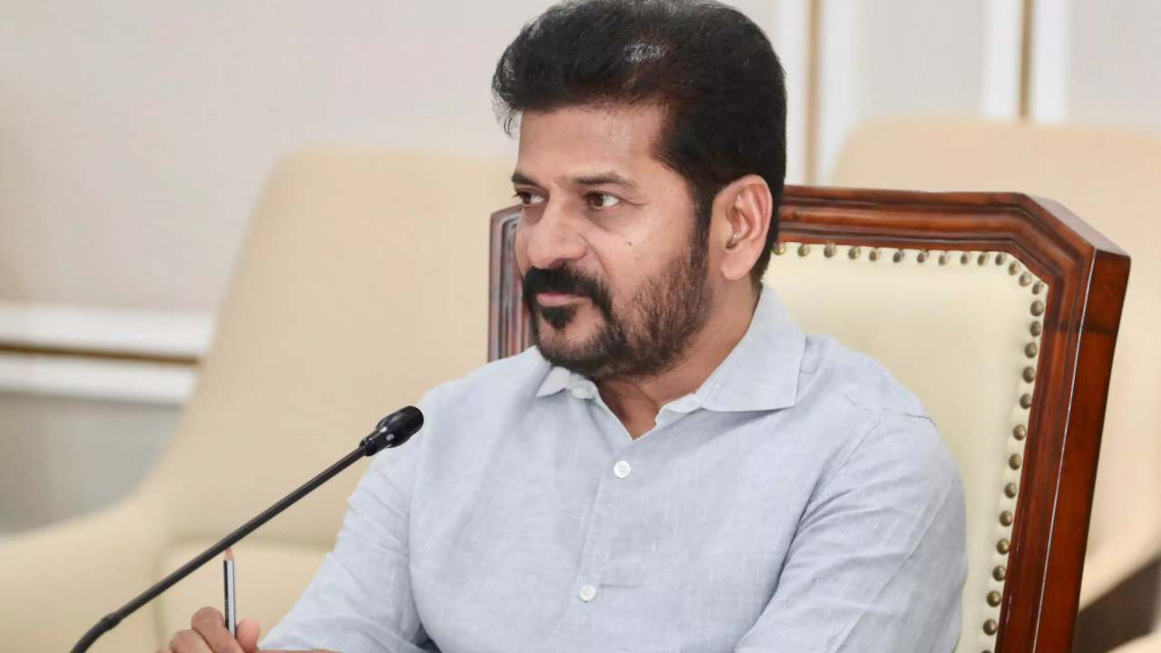 రోడ్లపై పడిన వర్షపునీరు చెరువుల్లోకి, నదుల్లోకి చేరాలా.. అలాగే రోడ్లపై ఉండాలా?: రేవంత్ రెడ్డి రోడ్లపై పడిన వర్షపునీరు చెరువుల్లోకి, నదుల్లోకి చేరాలా.. అలాగే రోడ్లపై ఉండాలా?: రేవంత్ రెడ్డి