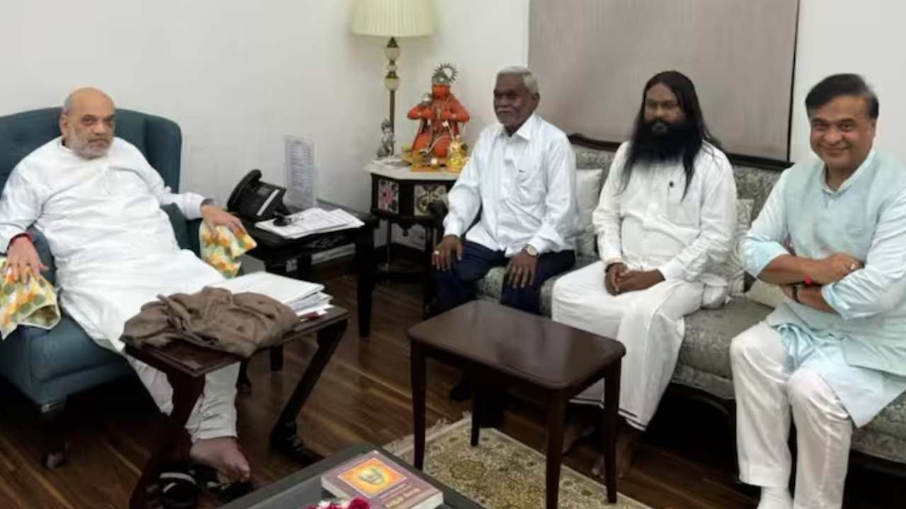 Jharkhand : ఝార్ఖండ్ రాజకీయాల్లో కీలక పరిణామం.. అమిత్ షాతో చంపయీ సోరెన్ భేటీ.. త్వరలో బీజేపీలోకి Jharkhand : ఝార్ఖండ్ రాజకీయాల్లో కీలక పరిణామం.. అమిత్ షాతో చంపయీ సోరెన్ భేటీ.. త్వరలో బీజేపీలోకి