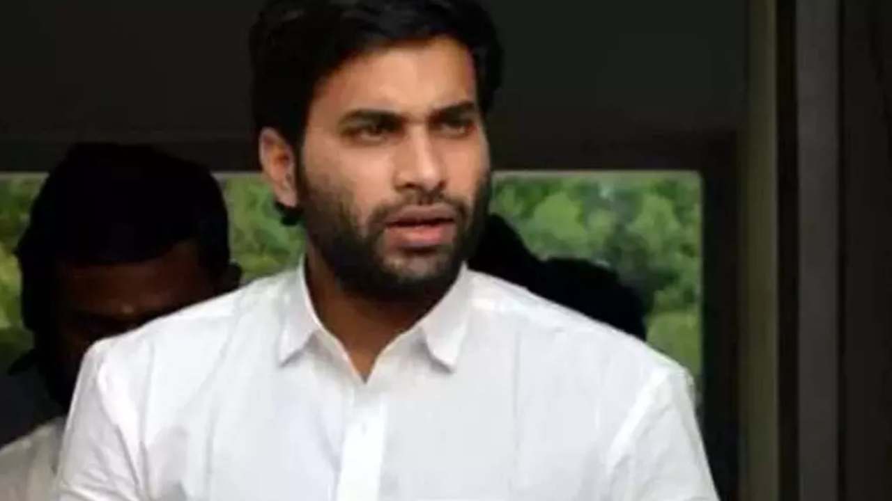 Devineni Avinash : వైసీపీ నేత దేవినేని అవినాశ్కు షాకిచ్చిన మంగళగిరి పోలీసులు Devineni Avinash : వైసీపీ నేత దేవినేని అవినాశ్కు షాకిచ్చిన మంగళగిరి పోలీసులు