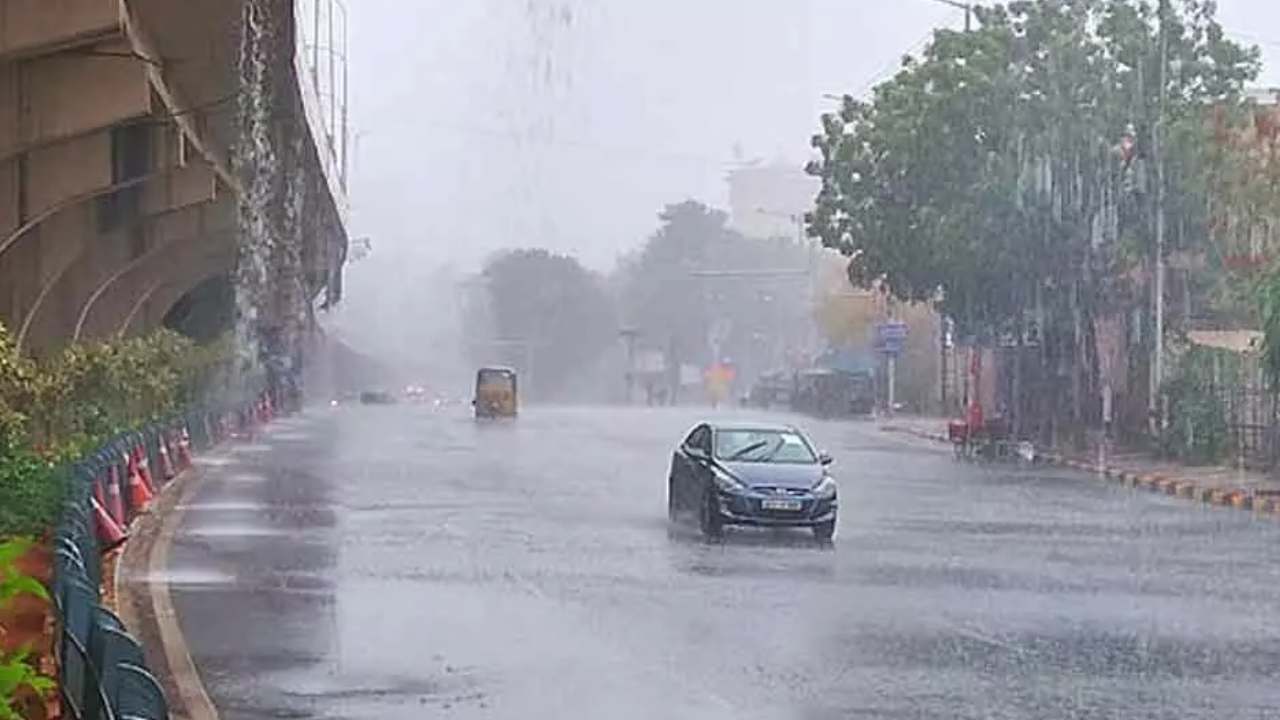 Rain Alert : బంగాళాఖాతంలో అల్పపీడనం.. తెలుగు రాష్ట్రాల్లోని ఆ జిల్లాల్లో భారీ నుంచి అతి భారీ వర్షాలు Rain Alert : బంగాళాఖాతంలో అల్పపీడనం.. తెలుగు రాష్ట్రాల్లోని ఆ జిల్లాల్లో భారీ నుంచి అతి భారీ వర్షాలు