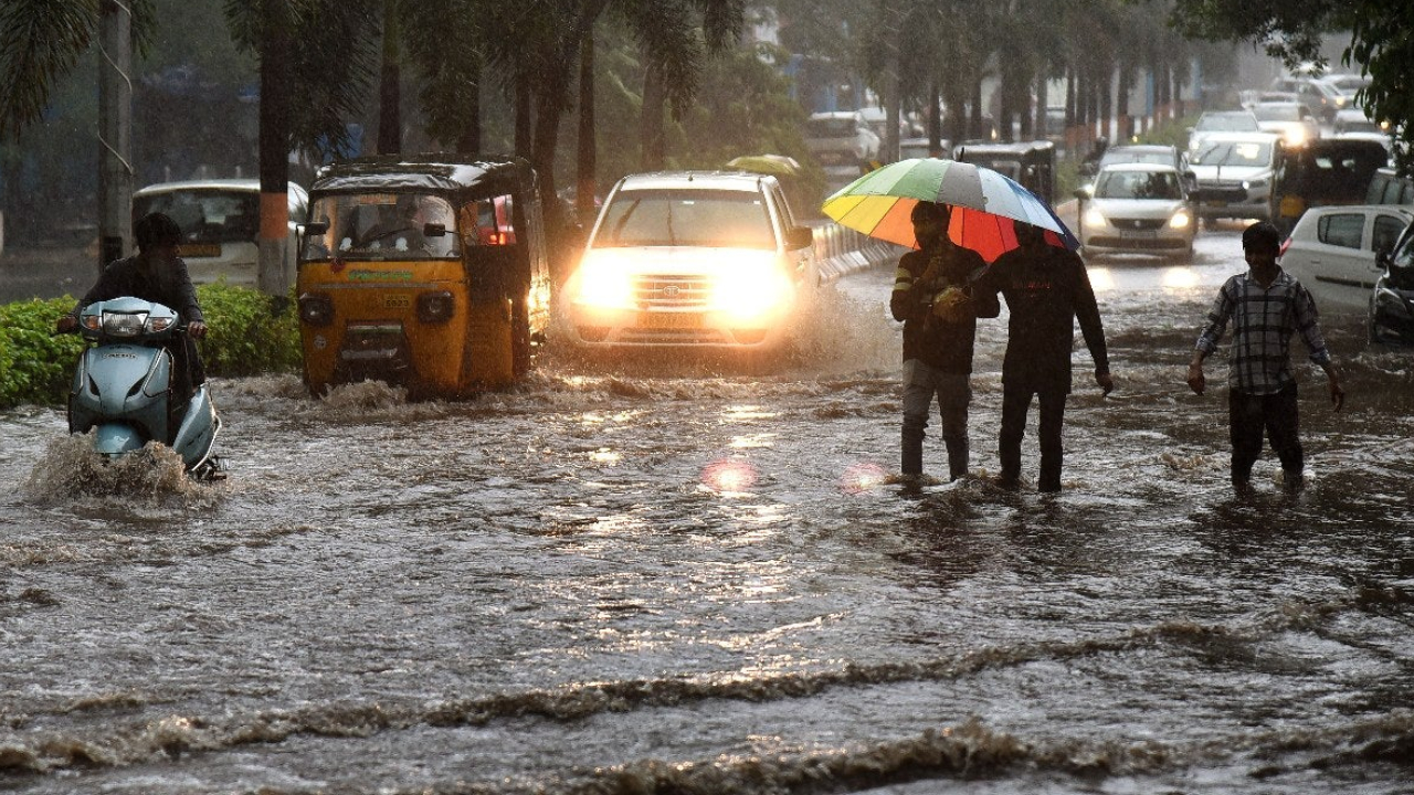 Heavy Rain : మెదక్ జిల్లాలో దంచికొట్టిన వాన.. కొట్టుకుపోయిన బైకులు..! Heavy Rain : మెదక్ జిల్లాలో దంచికొట్టిన వాన.. కొట్టుకుపోయిన బైకులు..!
