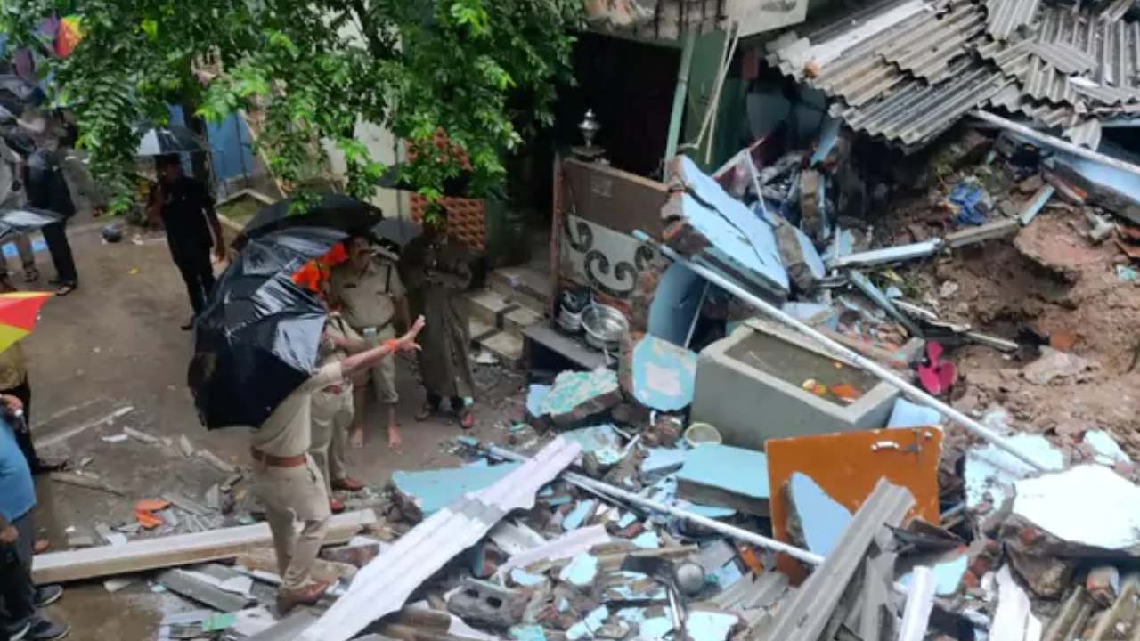 విజయవాడలో విషాదం.. ఇళ్లపై విరిగిపడిన కొండచరియలు.. ఇద్దరు మృతి విజయవాడలో విషాదం.. ఇళ్లపై విరిగిపడిన కొండచరియలు.. ఇద్దరు మృతి