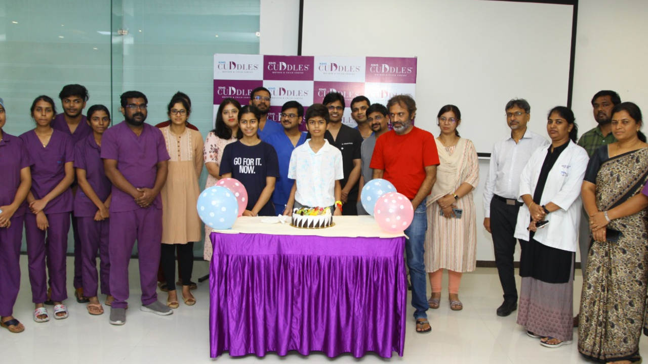 Kims Cuddles Doctors : విమానంలోనే అత్యాధునిక వైద్యం.. అరుదైన మెదడు సమస్యతో బాలుడు.. ప్రాణాలు కాపాడిన వైద్యులు Kims Cuddles Doctors : విమానంలోనే అత్యాధునిక వైద్యం.. అరుదైన మెదడు సమస్యతో బాలుడు.. ప్రాణాలు కాపాడిన వైద్యులు