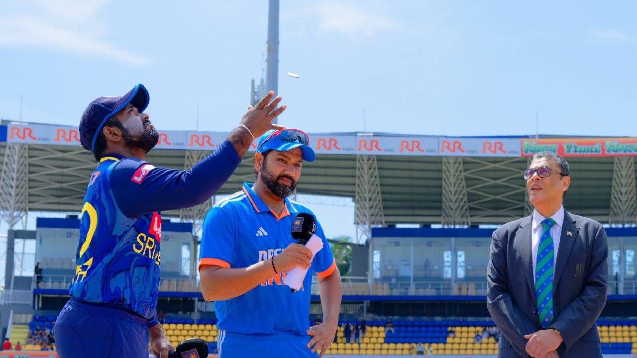 IND vs SL 3rd ODI : శ్రీలంక ఘన విజయం.. మూడో వన్డేలో భారత్ ఓటమి IND vs SL 3rd ODI : శ్రీలంక ఘన విజయం.. మూడో వన్డేలో భారత్ ఓటమి