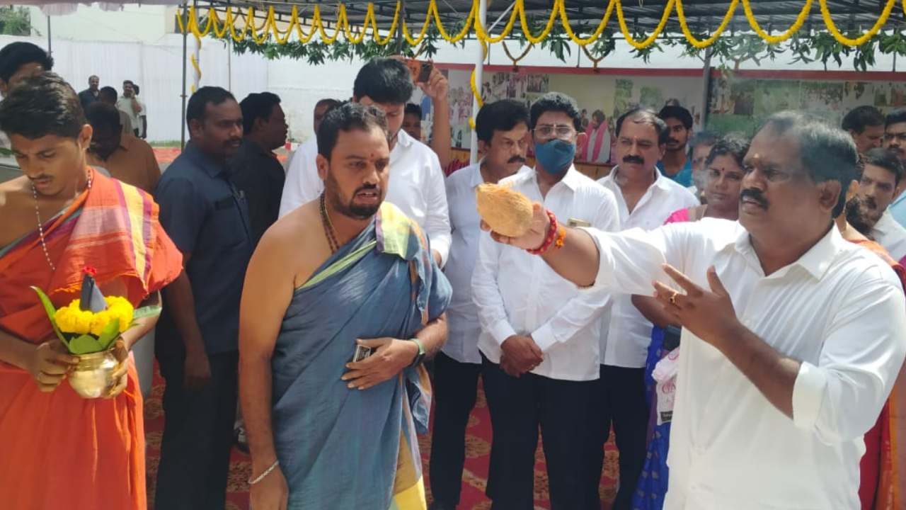 ఎవరెన్ని ఎత్తులేసినా విశాఖ ఎమ్మెల్సీ కూటమిదే.. జనసేన పార్టీ నూతన కార్యాలయం ప్రారంభంలో.. ఎవరెన్ని ఎత్తులేసినా విశాఖ ఎమ్మెల్సీ కూటమిదే.. జనసేన పార్టీ నూతన కార్యాలయం ప్రారంభంలో..