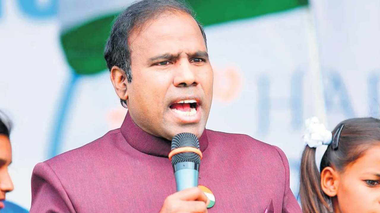KA Paul: వారికో న్యాయం.. వీరికో న్యాయమా? అంటూ అల్లు అర్జున్ అరెస్ట్ను ఖండించిన కేఏ పాల్ KA Paul: వారికో న్యాయం.. వీరికో న్యాయమా? అంటూ అల్లు అర్జున్ అరెస్ట్ను ఖండించిన కేఏ పాల్