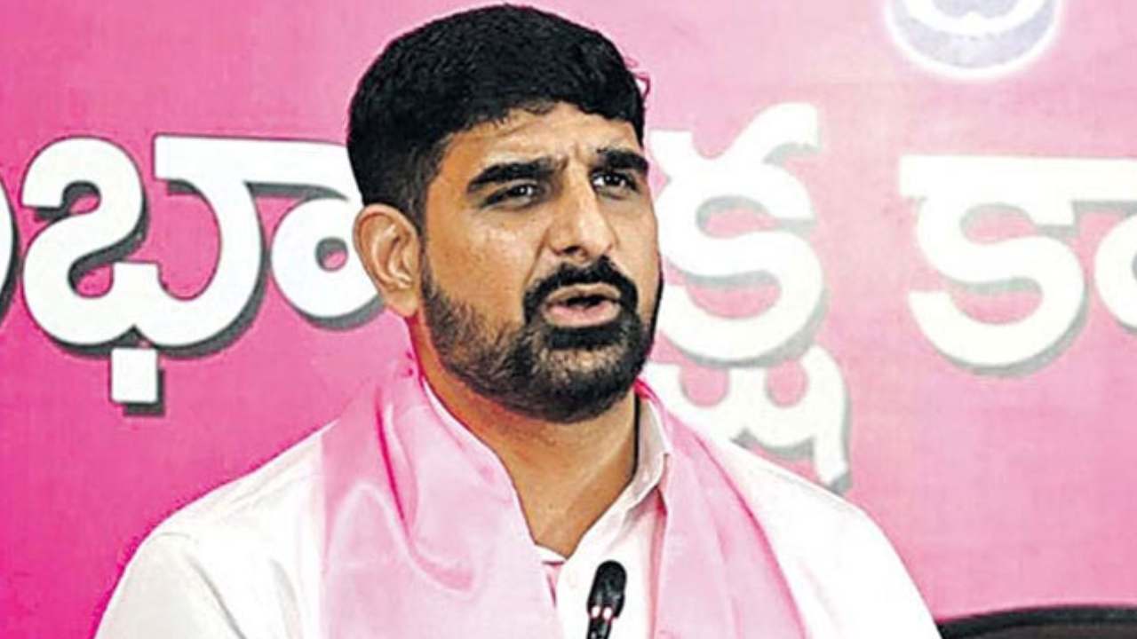 Mla Padi Kaushik Reddy : కౌశిక్ రెడ్డి అరెస్ట్.. కరీంనగర్ లో పోలీసుల భారీ బందోబస్తు.. ఎక్కడికక్కడ అరెస్టులు.. Mla Padi Kaushik Reddy : కౌశిక్ రెడ్డి అరెస్ట్.. కరీంనగర్ లో పోలీసుల భారీ బందోబస్తు.. ఎక్కడికక్కడ అరెస్టులు..