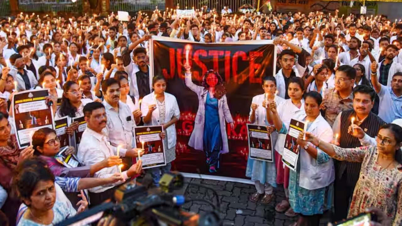 Kolkata Doctor Case : కోల్కతాలో పీజీ వైద్యురాలి ఘటన.. తెలుగు రాష్ట్రాల్లోని ఆస్పత్రుల్లో ఓపీ సేవలు బంద్ Kolkata Doctor Case : కోల్కతాలో పీజీ వైద్యురాలి ఘటన.. తెలుగు రాష్ట్రాల్లోని ఆస్పత్రుల్లో ఓపీ సేవలు బంద్