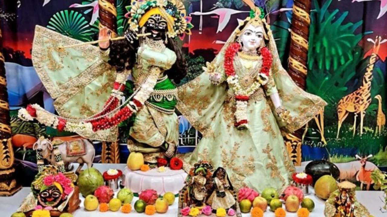 Janmashtami 2024 : దేశవ్యాప్తంగా కృష్ణాష్టమి వేడుకలు.. కన్నయ్యను ఏ పూలతో పూజించాలి Janmashtami 2024 : దేశవ్యాప్తంగా కృష్ణాష్టమి వేడుకలు.. కన్నయ్యను ఏ పూలతో పూజించాలి