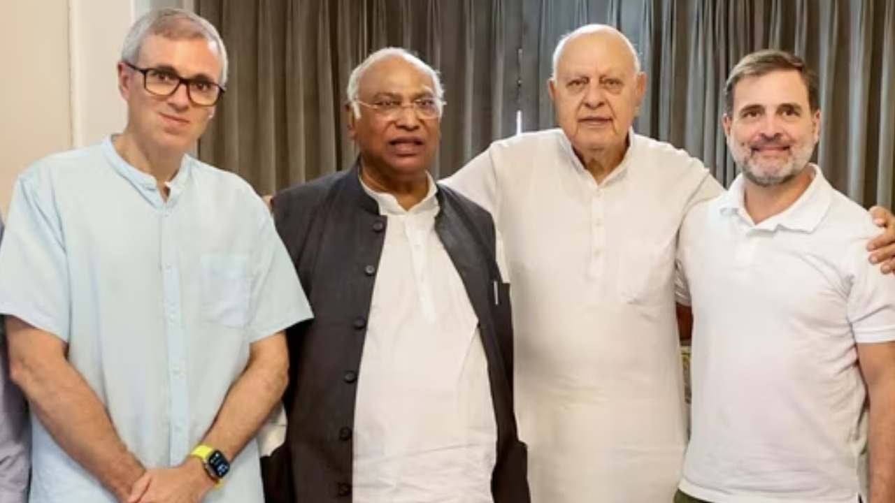 జమ్మూకశ్మీర్ ఎన్నికలు.. ఇండియా కూటమిలో పార్టీల మధ్య కుదిరిన పొత్తు.. కాంగ్రెస్కు ఎన్ని స్థానాలంటే? జమ్మూకశ్మీర్ ఎన్నికలు.. ఇండియా కూటమిలో పార్టీల మధ్య కుదిరిన పొత్తు.. కాంగ్రెస్కు ఎన్ని స్థానాలంటే?