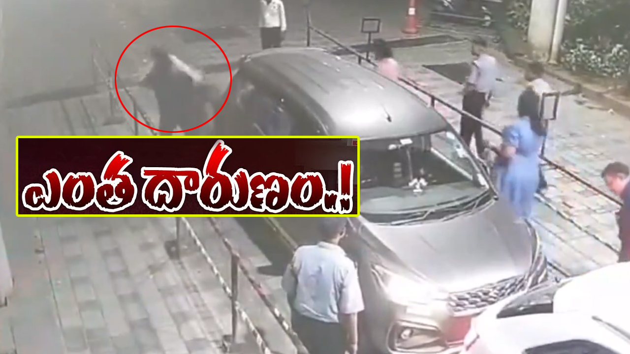 క్యాబ్ డ్రైవర్ను నేలకేసి కొట్టిన దుర్మార్గుడు.. వాడిని వదలొద్దని నెటిజన్ల డిమాండ్ క్యాబ్ డ్రైవర్ను నేలకేసి కొట్టిన దుర్మార్గుడు.. వాడిని వదలొద్దని నెటిజన్ల డిమాండ్