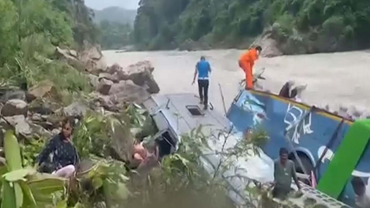 Nepal Bus Accident : నేపాల్లో నదిలోకి దూసుకెళ్లిన బస్సు.. మృతులంతా భారతీయులే Nepal Bus Accident : నేపాల్లో నదిలోకి దూసుకెళ్లిన బస్సు.. మృతులంతా భారతీయులే