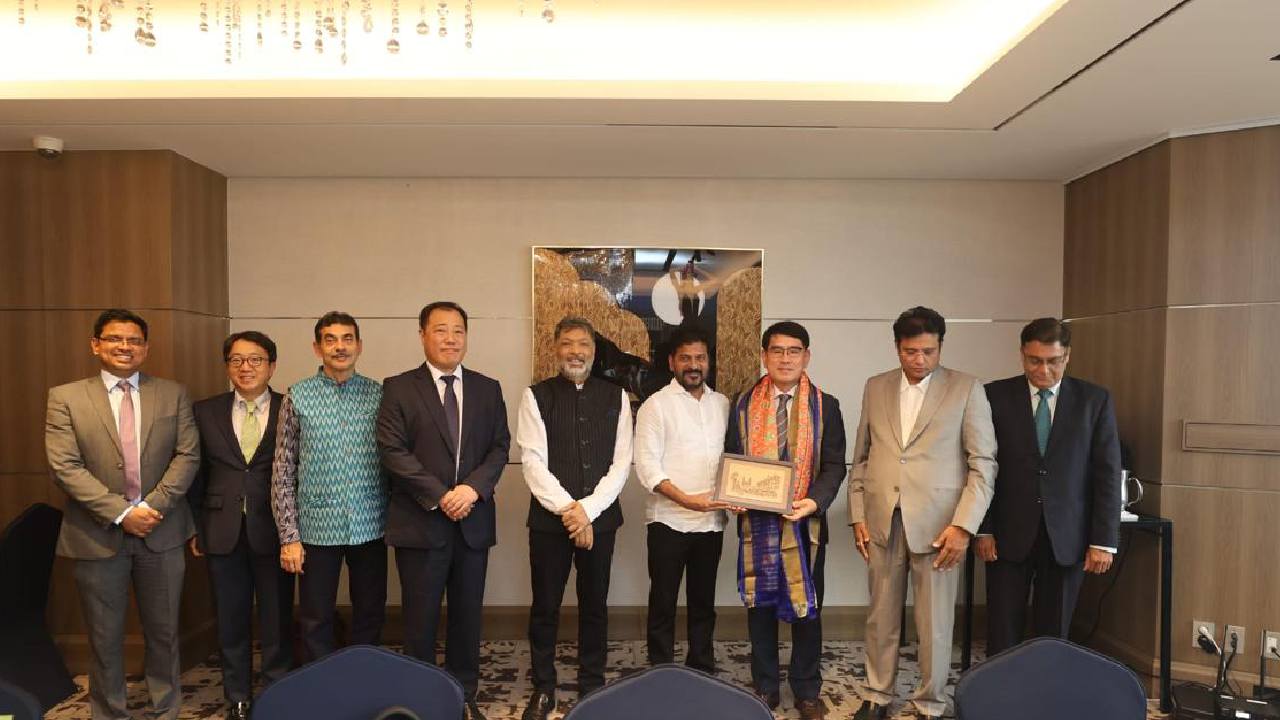 దక్షిణ కొరియాలో పర్యటిస్తున్న రేవంత్.. పెట్టుబడులు పెట్టేందుకు ఆ కంపెనీ అంగీకారం దక్షిణ కొరియాలో పర్యటిస్తున్న రేవంత్.. పెట్టుబడులు పెట్టేందుకు ఆ కంపెనీ అంగీకారం
