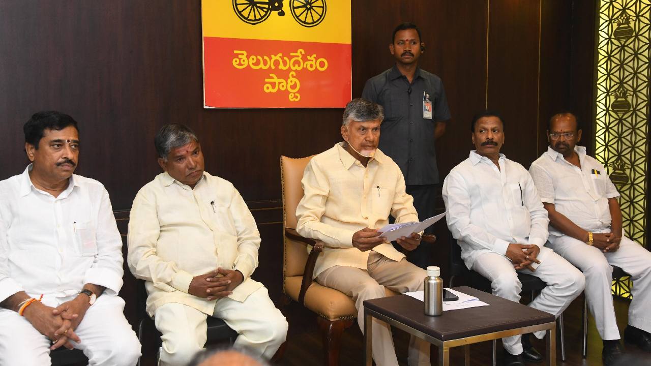 చంద్రబాబును కలిసిన బాబూమోహన్.. టీటీడీపీ బలోపేతానికి ఏపీ సీఎం కీలక నిర్ణయాలు చంద్రబాబును కలిసిన బాబూమోహన్.. టీటీడీపీ బలోపేతానికి ఏపీ సీఎం కీలక నిర్ణయాలు
