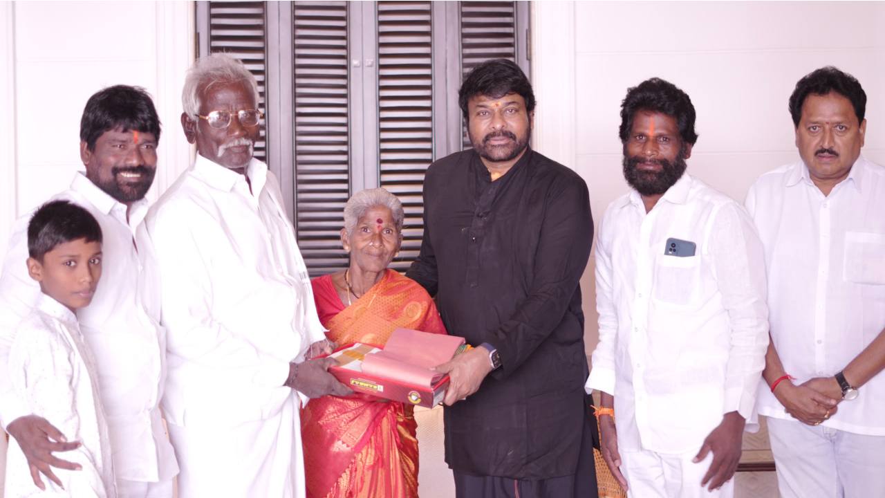 Chiranjeevi: అభిమాని కుటుంబాన్ని సత్కరించిన చిరంజీవి Chiranjeevi: అభిమాని కుటుంబాన్ని సత్కరించిన చిరంజీవి