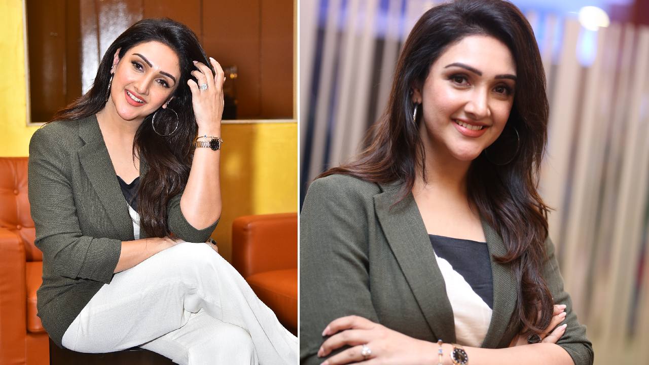 చిరునవ్వులతో మెస్మరైజ్ చేస్తున్న శ్రీదేవి విజయ్ కుమార్