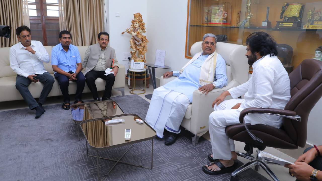 Pawan Kanyan: కర్ణాటక సీఎం సిద్ధరామయ్యతో పవన్ కల్యాణ్ భేటీ Pawan Kanyan: కర్ణాటక సీఎం సిద్ధరామయ్యతో పవన్ కల్యాణ్ భేటీ