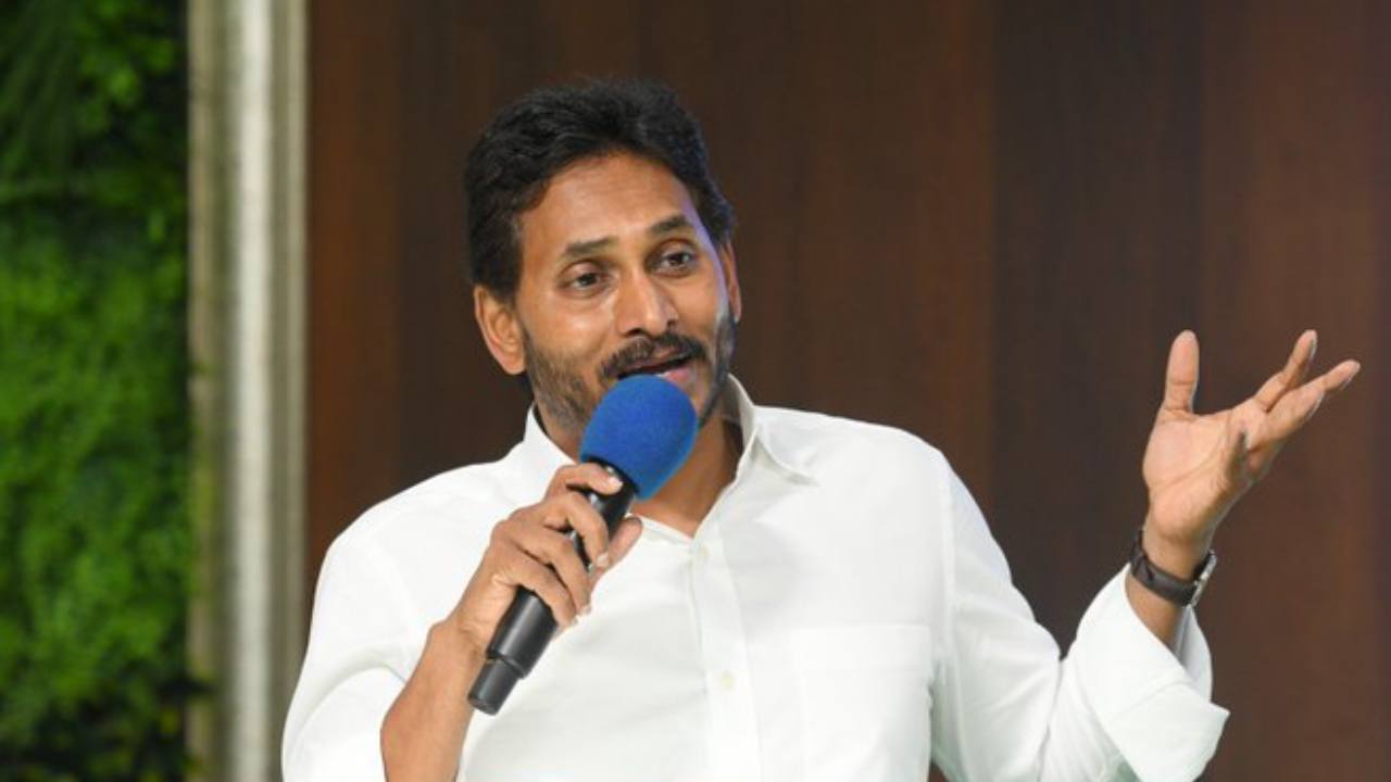 YS Jagan: దీని నుంచి చంద్రబాబు తప్పించుకునే ప్రయత్నం చేస్తున్నారు: వైఎస్ జగన్ YS Jagan: దీని నుంచి చంద్రబాబు తప్పించుకునే ప్రయత్నం చేస్తున్నారు: వైఎస్ జగన్