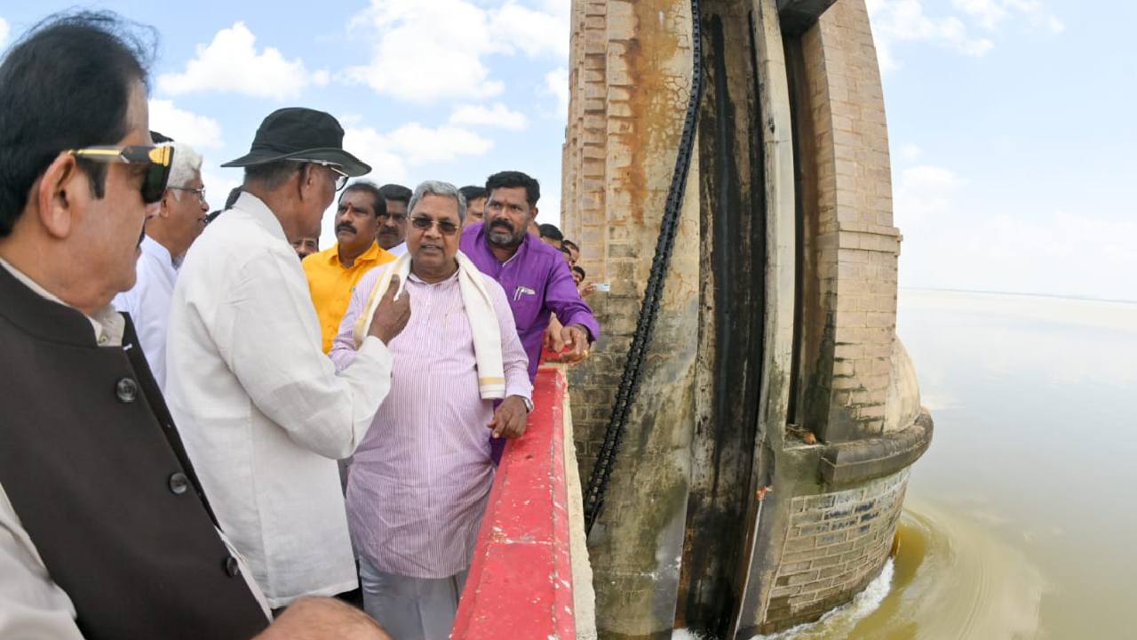 తుంగభద్ర డ్యామ్ను పరిశీలించిన సిద్ధరామయ్య.. కీలక వ్యాఖ్యలు తుంగభద్ర డ్యామ్ను పరిశీలించిన సిద్ధరామయ్య.. కీలక వ్యాఖ్యలు