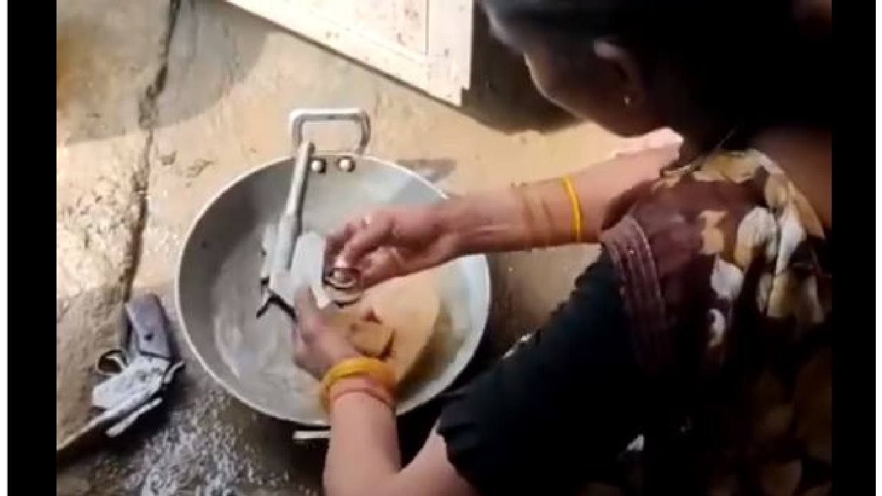 సబ్బుతో తుపాకులు కడిగిన మహిళ.. వీడియో చూసి దర్యాప్తు చేసిన పోలీసులు.. వెలుగులోకి సంచలన విషయాలు సబ్బుతో తుపాకులు కడిగిన మహిళ.. వీడియో చూసి దర్యాప్తు చేసిన పోలీసులు.. వెలుగులోకి సంచలన విషయాలు