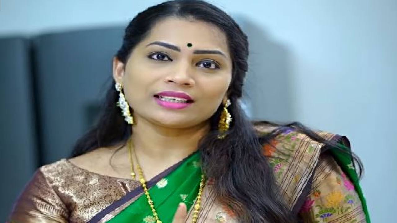 వాణినే డోర్లు బద్దలు కొట్టారు.. ఆవిడ వల్లనే మాకు హాని పొంచి ఉంది: దివ్వల మాధురి వాణినే డోర్లు బద్దలు కొట్టారు.. ఆవిడ వల్లనే మాకు హాని పొంచి ఉంది: దివ్వల మాధురి