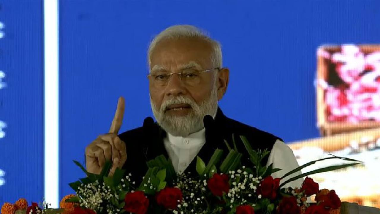 కోల్కతాలో జూనియర్ డాక్టర్పై హత్యాచార ఘటనపై నిరసనల వేళ.. మోదీ కీలక వ్యాఖ్యలు కోల్కతాలో జూనియర్ డాక్టర్పై హత్యాచార ఘటనపై నిరసనల వేళ.. మోదీ కీలక వ్యాఖ్యలు