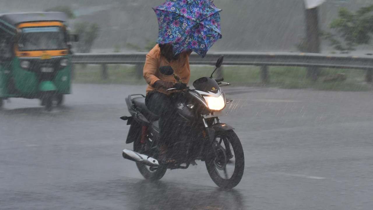 AP Rains: ఏపీలో భారీ వర్షాలు.. ఈ ప్రాంతాల వారికి అలెర్ట్ AP Rains: ఏపీలో భారీ వర్షాలు.. ఈ ప్రాంతాల వారికి అలెర్ట్