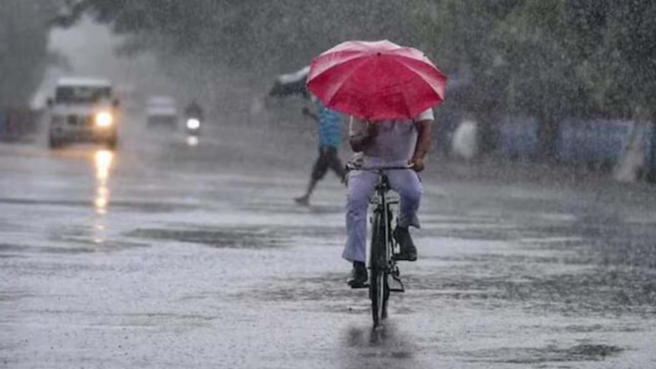 AP Rains: ఏపీలోని ఈ జిల్లాల్లో భారీ వర్షాలు AP Rains: ఏపీలోని ఈ జిల్లాల్లో భారీ వర్షాలు