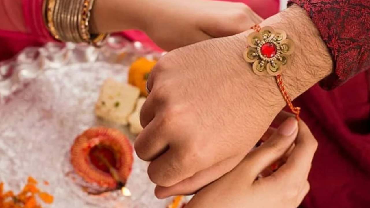 Raksha Bandhan 2024 : తెలుగు రాష్ట్రాల్లో రాఖీ సందడి.. ఏ సమయంలో రక్షా బంధన్ కట్టాలో ఇక్కడ తెలుసుకోండి.. Raksha Bandhan 2024 : తెలుగు రాష్ట్రాల్లో రాఖీ సందడి.. ఏ సమయంలో రక్షా బంధన్ కట్టాలో ఇక్కడ తెలుసుకోండి..