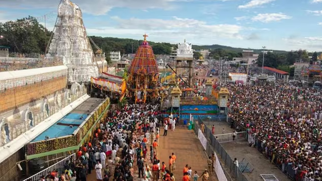 తిరుమలలో నకిలీ టికెట్ల కలకలం.. మోసగాళ్ల బారిన పడ్డ శ్రీవారి భక్తులు తిరుమలలో నకిలీ టికెట్ల కలకలం.. మోసగాళ్ల బారిన పడ్డ శ్రీవారి భక్తులు